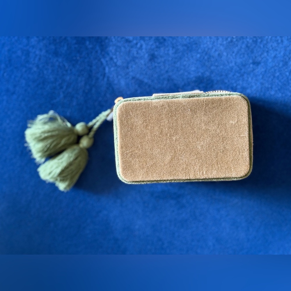 🇫🇷 NWOT ✨ Sézane Velvet Travel Jewelry Case, Green - Picture 5 of 6